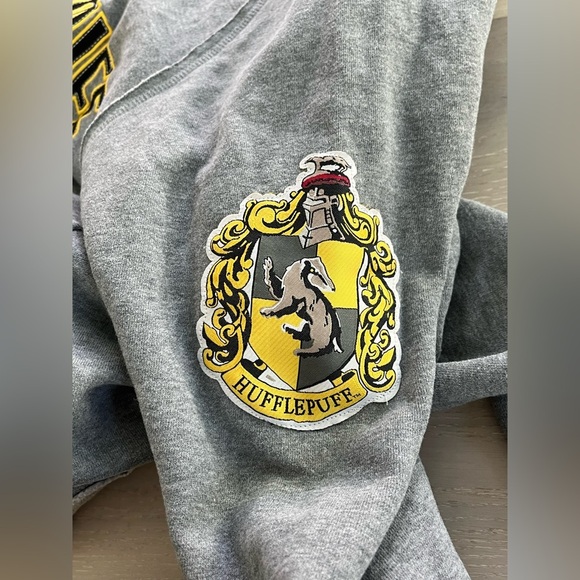 Harry Potter Universal Studios Hufflepuff Sweatshirt Size Medium - Picture 6 of 12